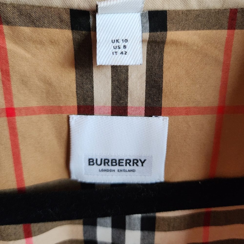 Burberry Tan Coat with Black Lettering - Picture 3 of 16